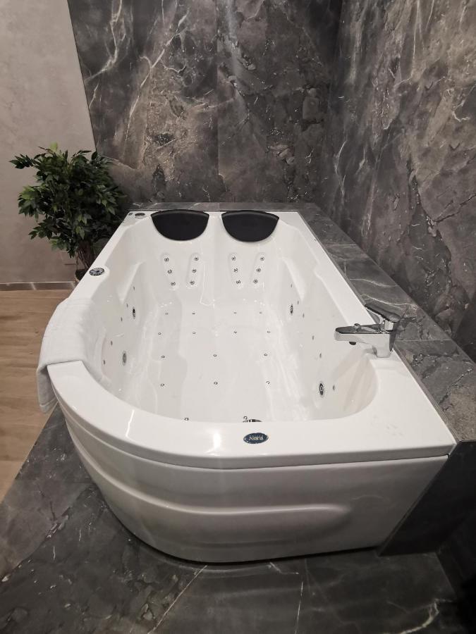 Jacuzzi Apartment Main Square Краков Экстерьер фото
